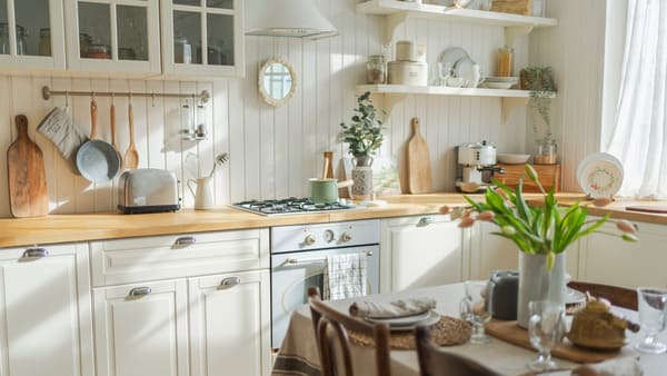 Helle Küche mit sauberer Arbeitsfläche und Kochutensilien