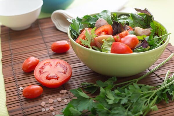 Bunte Schüssel mit frischen Zutaten auf einem Tisch